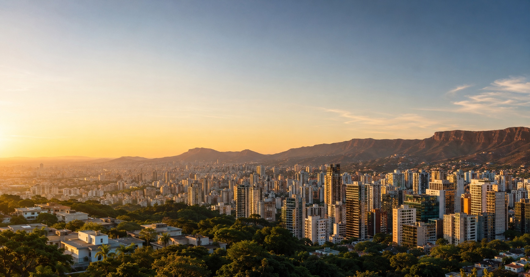 Belo Horizonte ao entardecer, com a Serra do Curral ao fundo